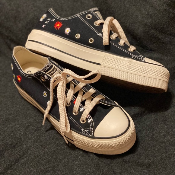 Converse All star platform daisy embroidered 7.5 new with out box. - Picture 6 of 7